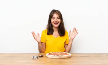 Bir pizza gülen beyaz kız