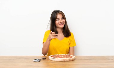 Pizza diliyle sana parmak atan beyaz bir kız.