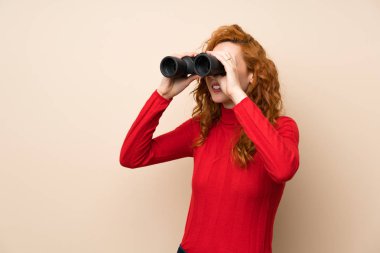 Siyah dürbün ile balıkçı yaka kazak ile Redhead kadın