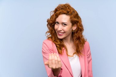 Takım elbiseli kızıl saçlı kadın, izole edilmiş mavi duvarı aşıp, bizimle gelmesi için davet ediyor. Gelmene sevindim.