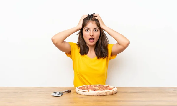 Kaukaskie Dziewczyna Pizza Niespodzianka Osoby Ekspresja — Zdjęcie stockowe