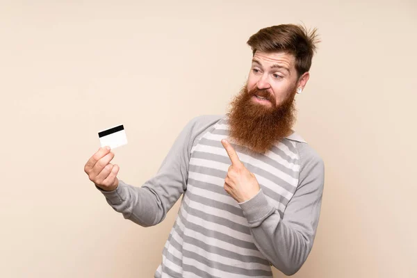 Рыжий Длинной Бородой Изолированном Фоне Держит Кредитку — стоковое фото