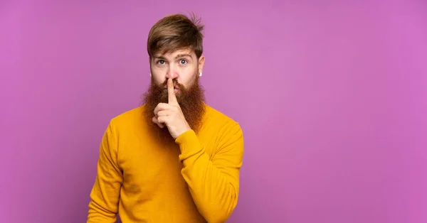 Pelirrojo Con Barba Larga Sobre Fondo Púrpura Aislado Mostrando Gesto — Foto de Stock