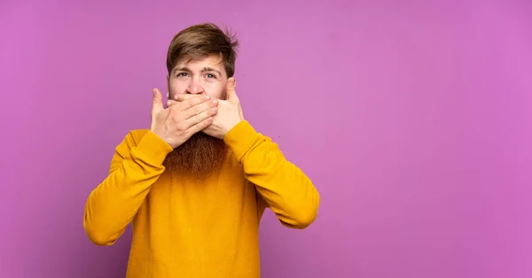 Homem Ruivo Com Barba Longa Sobre Fundo Roxo Isolado Cobrindo — Fotografia de Stock