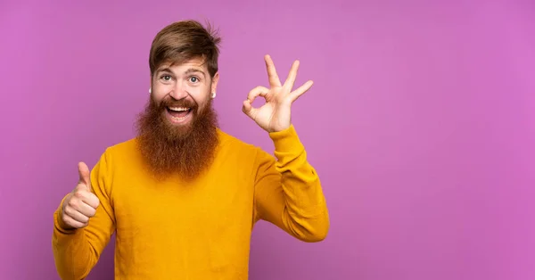 Рыжий Мужчина Длинной Бородой Изолированном Фиолетовом Фоне Показывает Знак Большой — стоковое фото