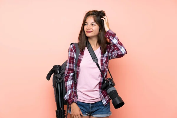 Joven Fotógrafa Sobre Fondo Rosa Aislado Que Tiene Dudas Con — Foto de Stock