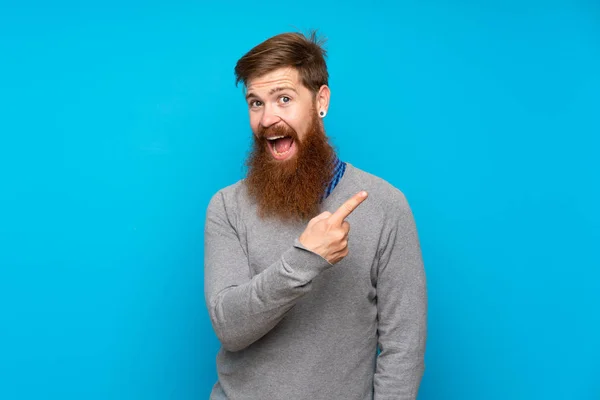 Pelirrojo Hombre Con Barba Larga Sobre Fondo Azul Aislado Sorprendido —  Fotos de Stock