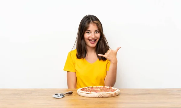 Caucásico Chica Con Una Pizza Haciendo Gesto Teléfono —  Fotos de Stock