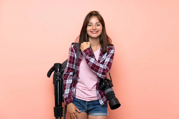 Joven Fotógrafa Sobre Fondo Rosa Aislado Celebrando Una Victoria —  Fotos de Stock