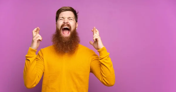 Roodharige Man Met Lange Baard Geïsoleerde Paarse Achtergrond Met Vingers — Stockfoto