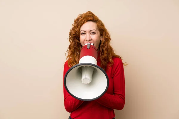 Roodharige Vrouw Met Coltrui Trui Schreeuwen Door Een Megafoon — Stockfoto