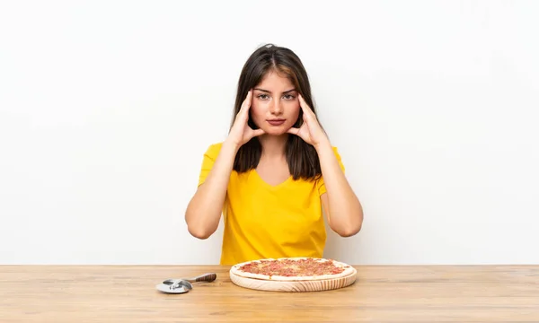 Menina Caucasiana Com Uma Pizza Infeliz Frustrada Com Algo Expressão — Fotografia de Stock