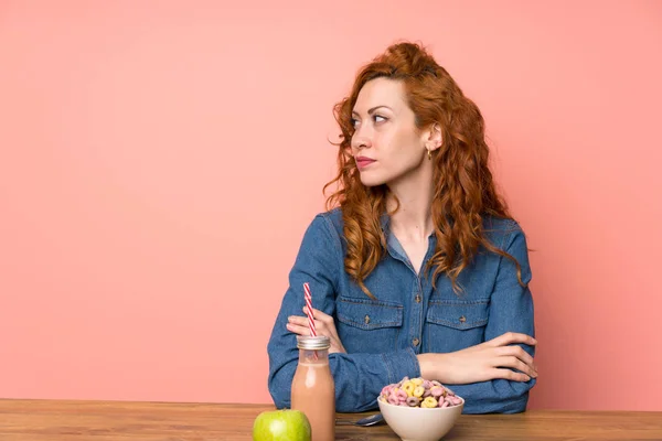 Donna Rossa Che Colazione Cereali Frutta Piedi Guardando Lato — Foto Stock