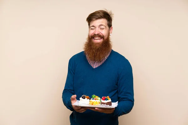 Roodharige Man Met Lange Baard Geïsoleerde Achtergrond Met Mini Cakes — Stockfoto