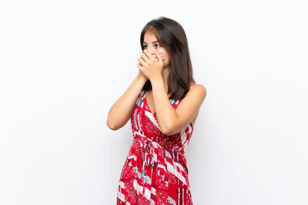 Кавказская Девушка Красном Платье Над Изолированной Белой Стеной Покрывающей Рот — стоковое фото
