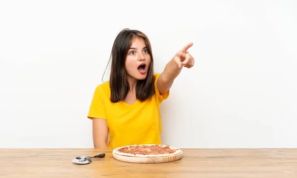 Kaukasisches Mädchen Mit Einer Pizza Die Wegzeigt — Stockfoto