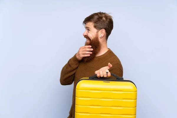 Redhead Man Med Långt Skägg Håller Resväska Tänker Idé Och — Stockfoto