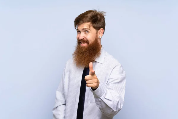 Geschäftsmann Mit Langem Bart Über Isoliertem Hintergrund Zeigt Mit Dem — Stockfoto