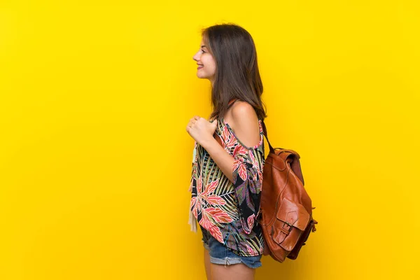 Chica Caucásica Vestido Colorido Sobre Fondo Amarillo Aislado Con Mochila — Foto de Stock