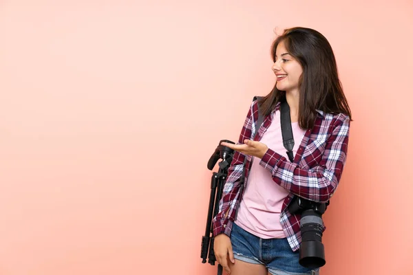 Mladý Fotograf Dívka Přes Izolované Růžové Pozadí Natahuje Ruce Stranu — Stock fotografie