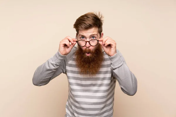 Rothaariger Mann Mit Langem Bart Vor Isoliertem Hintergrund Mit Brille — Stockfoto