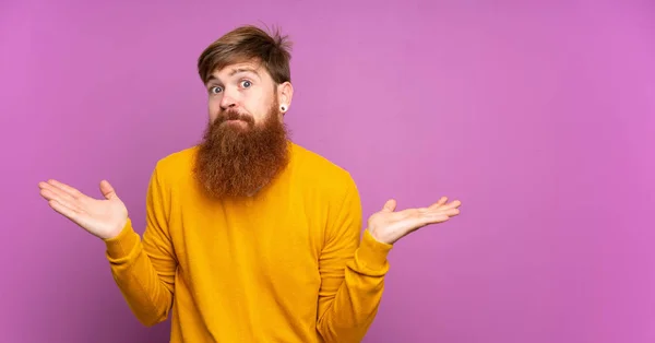 Pelirrojo Hombre Con Barba Larga Sobre Fondo Púrpura Aislado Haciendo — Foto de Stock