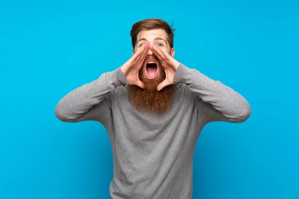 Roodharige Man Met Lange Baard Geïsoleerde Blauwe Achtergrond Schreeuwend Iets — Stockfoto