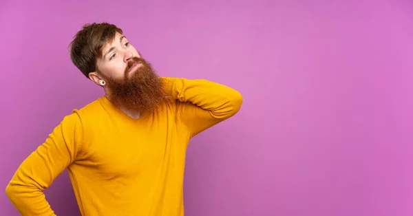 턱수염을 남자가 보라색 배경에 — 스톡 사진