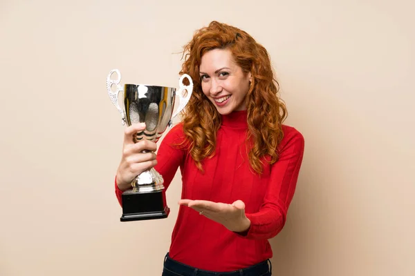 Donna Rossa Con Maglione Dolcevita Con Trofeo — Foto Stock