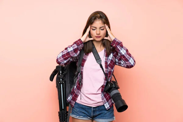 Ung Fotograf Flicka Över Isolerade Rosa Bakgrund Olycklig Och Frustrerad — Stockfoto