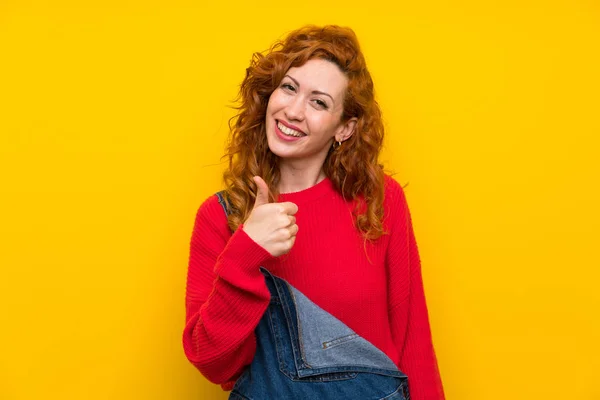 Önlüklü Sarı Duvarlı Kızıl Saçlı Bir Kadın Baş Parmak Işareti — Stok fotoğraf