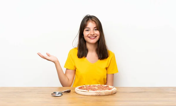Kaukasisches Mädchen Mit Einer Pizza Die Imaginären Kopierraum Auf Der — Stockfoto