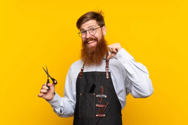 Barbeiro Com Barba Longa Avental Sobre Fundo Amarelo Isolado Orgulhoso — Fotografia de Stock