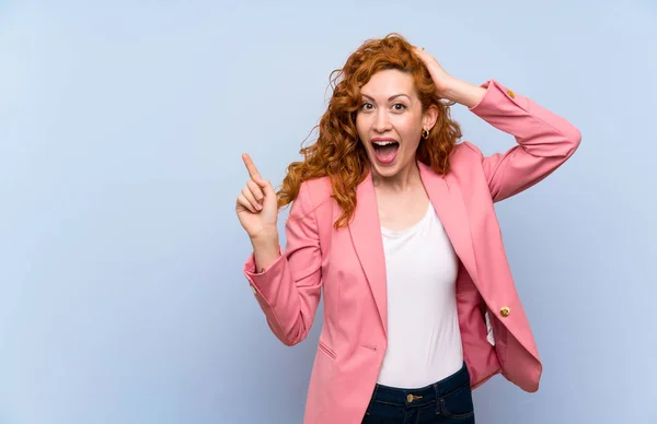 Donna Rossa Giacca Cravatta Sopra Isolato Muro Blu Sorpreso Puntare — Foto Stock