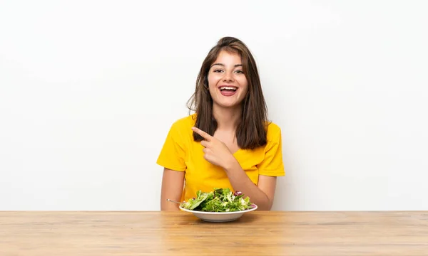 Menina Caucasiana Com Salada Apontando Dedo Para Lado — Fotografia de Stock