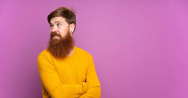 Pelirrojo Con Barba Larga Sobre Fondo Púrpura Aislado Con Los — Foto de Stock