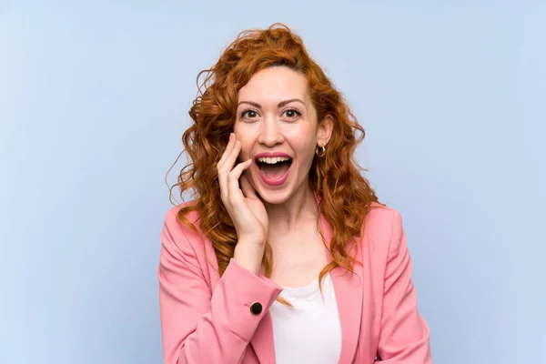 Rothaarige Frau Anzug Über Isolierter Blauer Wand Mit Überraschung Und — Stockfoto