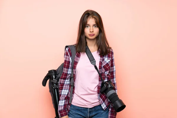 Joven Fotógrafo Chica Sobre Aislado Rosa Fondo Triste —  Fotos de Stock