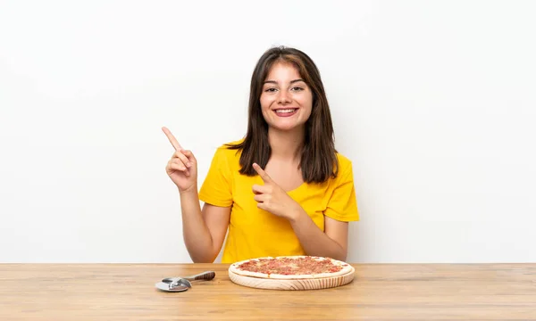 Kaukasisches Mädchen Mit Einer Pizza Die Mit Dem Finger Zur — Stockfoto