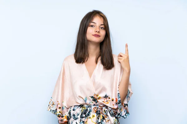 Chica Caucásica Con Kimono Sobre Fondo Azul Aislado Señalando Con —  Fotos de Stock