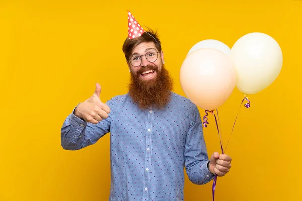 Homem Ruivo Com Barba Longa Segurando Balões Sobre Fundo Amarelo — Fotografia de Stock