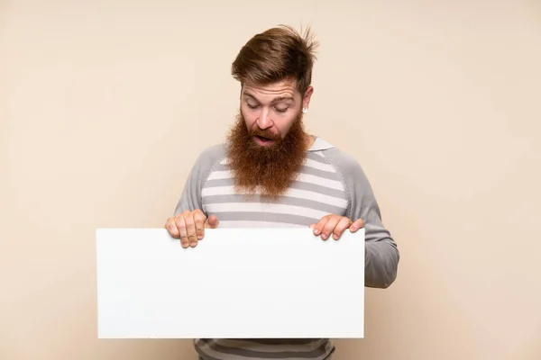 红头发男人 留着长胡子 背景孤立 手持空白的白色标语牌 以插入一个概念 — 图库照片