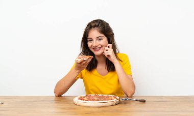 Bir pizza ile Kafkas kız