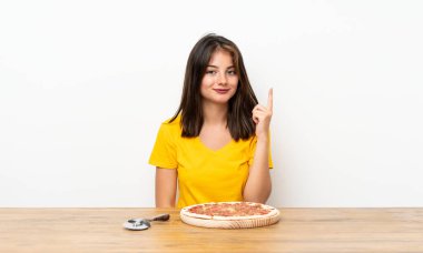 İşaret parmağı yla işaret eden bir pizza ile Kafkas kız harika bir fikir