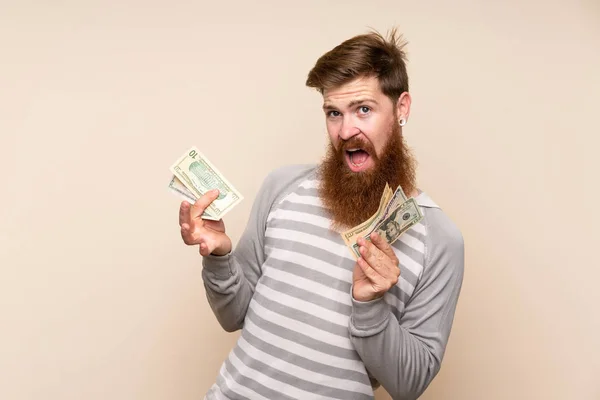 Ruiva Homem Com Longa Barba Sobre Fundo Isolado Tendo Monte — Fotografia de Stock