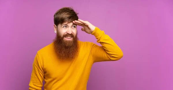 Hombre Pelirrojo Con Barba Larga Sobre Fondo Púrpura Aislado Mirando — Foto de Stock