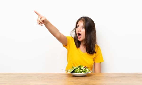 Blank Meisje Met Salade Wijzend Weg — Stockfoto