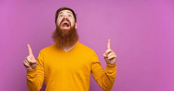 Roodharige Man Met Lange Baard Geïsoleerde Paarse Achtergrond Verrast Omhoog — Stockfoto