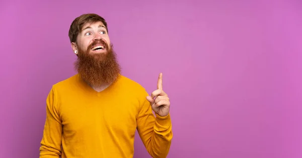 Rothaariger Mann Mit Langem Bart Über Isoliertem Lila Hintergrund Der — Stockfoto