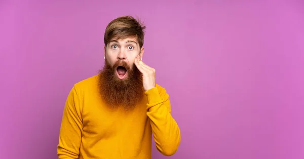 Roodharige Man Met Lange Baard Geïsoleerde Paarse Achtergrond Met Verrassing — Stockfoto